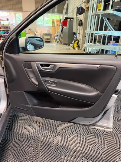Volvo V70 2.5T — Break suédois fiable, frais révisé et 8 pneus neufs — Miniatura 14