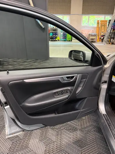 Volvo V70 2.5T — Break suédois fiable, frais révisé et 8 pneus neufs — Miniatura 16