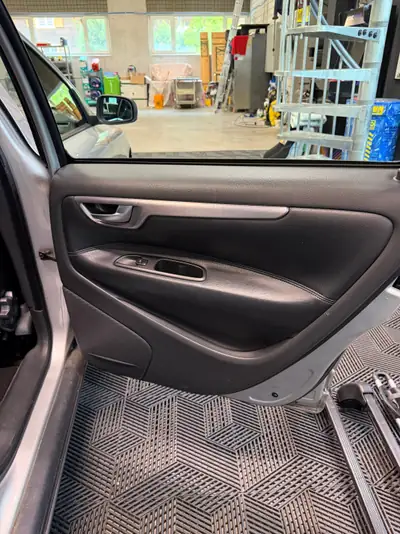 Volvo V70 2.5T — Break suédois fiable, frais révisé et 8 pneus neufs — Miniatura 17