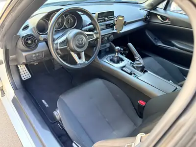 Mazda MX-5 1.5 Skyactiv G-131 Challenge — Cabriolet légendaire, roadster pur 2016 — intérieur