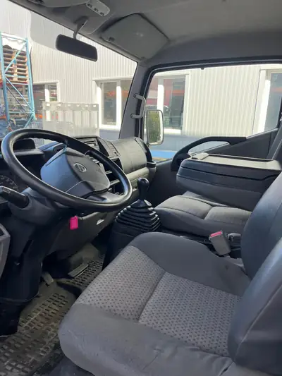 Nissan Cabstar 2013 — Utilitaire diesel robuste, faible kilométrage et sans sinistre — dashboard