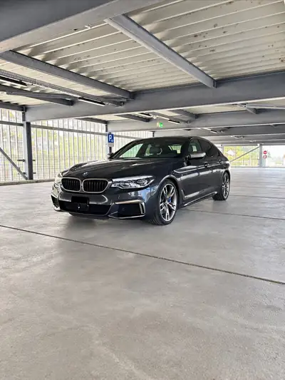 BMW M550i xDrive — Berline de luxe 462 ch, entretien BMW inclus jusqu'à 100'000 km — rear view