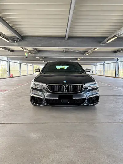 BMW M550i xDrive — Berline de luxe 462 ch, entretien BMW inclus jusqu'à 100'000 km — side view
