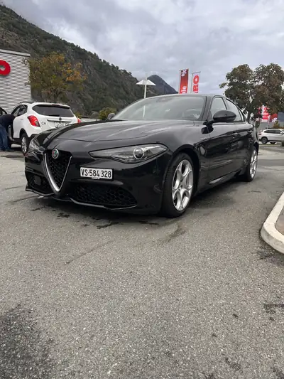 Alfa Romeo Giulia 2.2 D Q4 210 Veloce — Diesel performant, transmission intégrale, 97 000 km — fianco