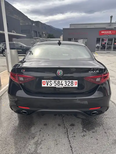 Alfa Romeo Giulia 2.2 D Q4 210 Veloce — Diesel performant, transmission intégrale, 97 000 km — vista posteriore