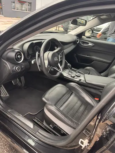 Alfa Romeo Giulia 2.2 D Q4 210 Veloce — Diesel performant, transmission intégrale, 97 000 km — cruscotto