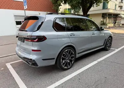 BMW X7 xDrive40d M Pro Plus — SUV 7 places, diesel hybride performant, 39.000 km — Heckansicht