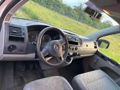 VW T5 2012 — Minibus 9 places diesel robuste, 220'000 km — Innenraum