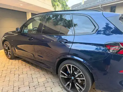 BMW X5 40d xDrive M Sport Pro — SUV premium diesel 2024, 22'000 km seulement — vista posteriore