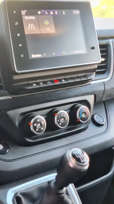 Nissan Primastar N-Connecta — Utilitaire diesel spacieux, kilométrage quasi neuf — intérieur