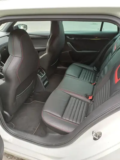 Skoda Octavia RS — Break diesel sportif, 184 ch et faible kilométrage — arrière
