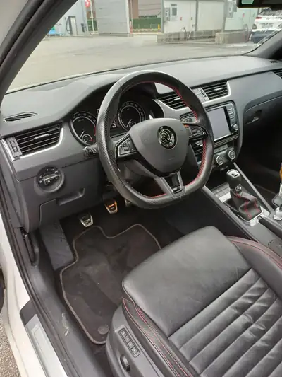 Skoda Octavia RS — Break diesel sportif, 184 ch et faible kilométrage — intérieur