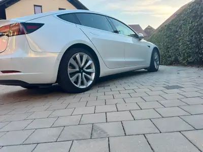 Tesla Model 3 Long Range Dual Motor AWD — Électrique haute performance, 186'000 km, batterie optimale — côté