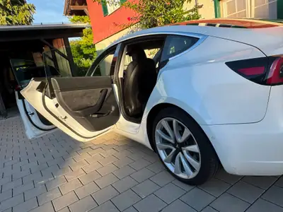 Tesla Model 3 Long Range Dual Motor AWD — Électrique haute performance, 186'000 km, batterie optimale — arrière