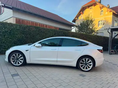 Tesla Model 3 Long Range Dual Motor AWD — Électrique haute performance, 186'000 km, batterie optimale — vue extérieure