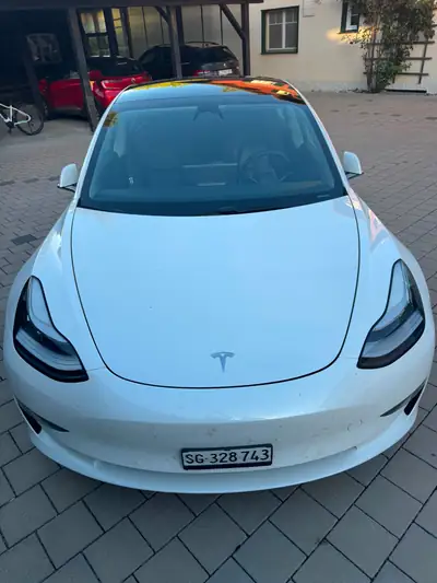Tesla Model 3 Long Range Dual Motor AWD — Électrique haute performance, 186'000 km, batterie optimale — intérieur