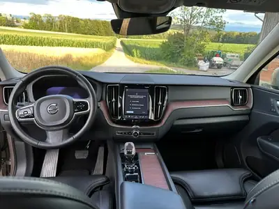Volvo XC60 2.0 B5 MH Plus Dark AWD — SUV hybride mild avec transmission intégrale — côté