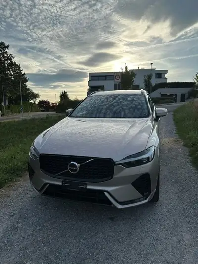 Volvo XC60 2.0 B5 MH Plus Dark AWD — SUV hybride mild avec transmission intégrale — vue extérieure