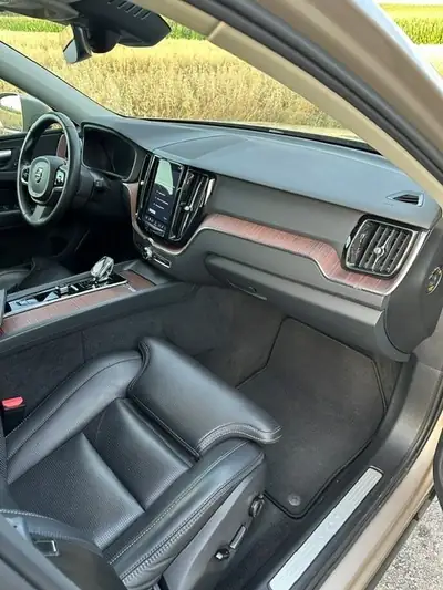 Volvo XC60 2.0 B5 MH Plus Dark AWD — SUV hybride mild avec transmission intégrale — détail