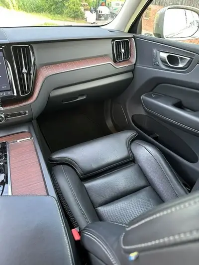 Volvo XC60 2.0 B5 MH Plus Dark AWD — SUV hybride mild avec transmission intégrale — Miniature 9