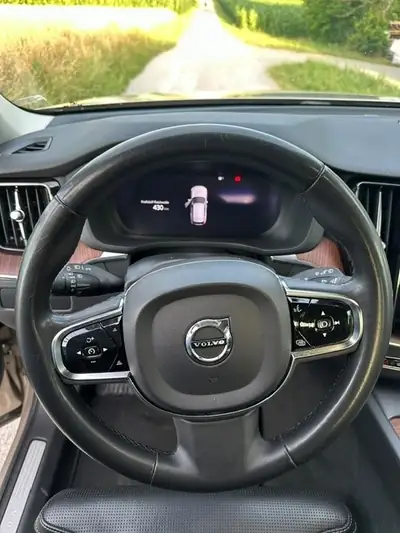 Volvo XC60 2.0 B5 MH Plus Dark AWD — SUV hybride mild avec transmission intégrale — Miniature 11