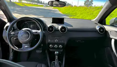 Audi A1 1.4 TFSI Ambition S-Tronic — Citadine sportive, sans accident — vista posteriore