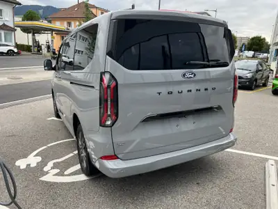 Ford Tourneo Custom 340 L1H1 PHEV — Monospace hybride rechargeable 8 places, technologie premium — Heckansicht