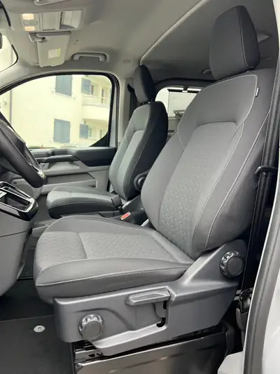 Ford Tourneo Custom 340 L1H1 PHEV — Monospace hybride rechargeable 8 places, technologie premium — Detail