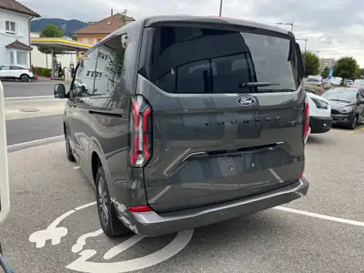 Ford Tourneo Custom 320 L1H1 — Minibus 8 places diesel, équipements premium et leasing 0% — Heckansicht