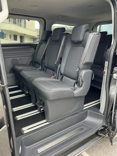 Ford Tourneo Custom 320 L1H1 — Minibus 8 places diesel, équipements premium et leasing 0% — Miniatur 9