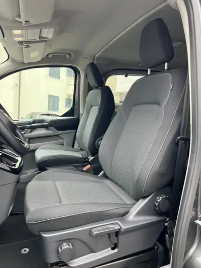 Ford Tourneo Custom 320 L1H1 — Minibus 8 places diesel, équipements premium et leasing 0% — Miniatur 8