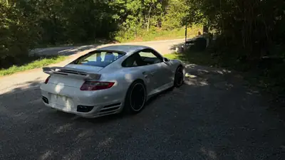 Porsche 911 Turbo 3.6 (997) — Légendaire Mezger, tuning TECHART, boîte manuelle — side view