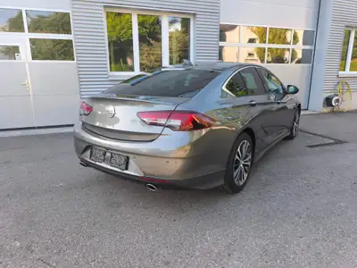 Opel Insignia 2.0 Turbo 260 PS — Berline premium 4x4 avec phares Matrix-LED et caméra 360° — dashboard