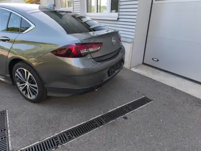 Opel Insignia 2.0 Turbo 260 PS — Berline premium 4x4 avec phares Matrix-LED et caméra 360° — detail