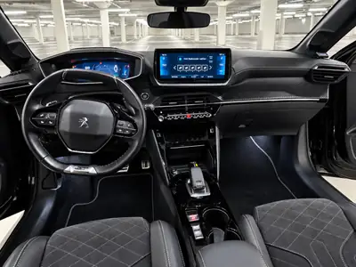 Peugeot 208 1.2 PureTech 130 GT Pack — Citadine dynamique, entretien récent et prête pour l'hiver — arrière