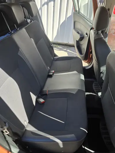 Dacia Sandero 0.9 TCe Stepway — Citadine polyvalente, orange éclatante et sans sinistre — interior