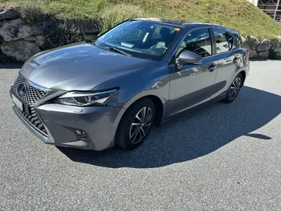 Lexus CT 200h Excellence — Berline hybride élégante, 90'000 km, entretien premium — vista esterna