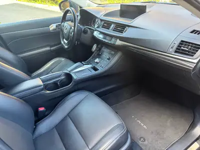 Lexus CT 200h Excellence — Berline hybride élégante, 90'000 km, entretien premium — vista posteriore