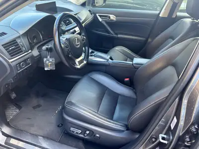 Lexus CT 200h Excellence — Berline hybride élégante, 90'000 km, entretien premium — interni