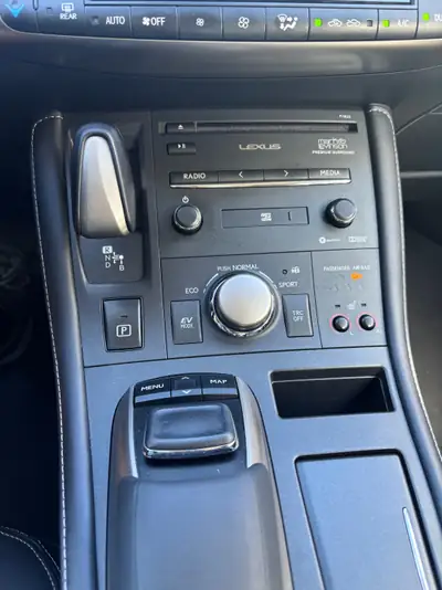 Lexus CT 200h Excellence — Berline hybride élégante, 90'000 km, entretien premium — Miniatura 7