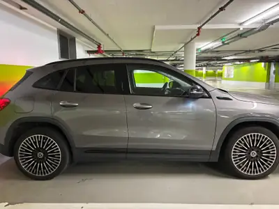 Mercedes-Benz EQA 350 AMG Line 4matic — SUV électrique premium, 292 ch, 4 roues motrices — rear view