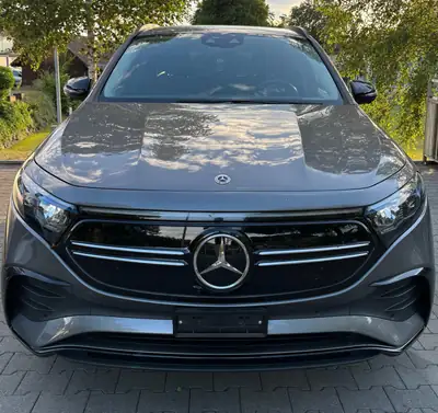 Mercedes-Benz EQA 350 AMG Line 4matic — SUV électrique premium, 292 ch, 4 roues motrices — exterior view
