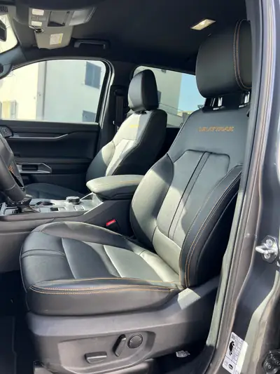 Ford Ranger Wildtrak 2.3 EcoBoost e-4WD — Pick-up hybride rechargeable, 2 000 km seulement — Armaturenbrett
