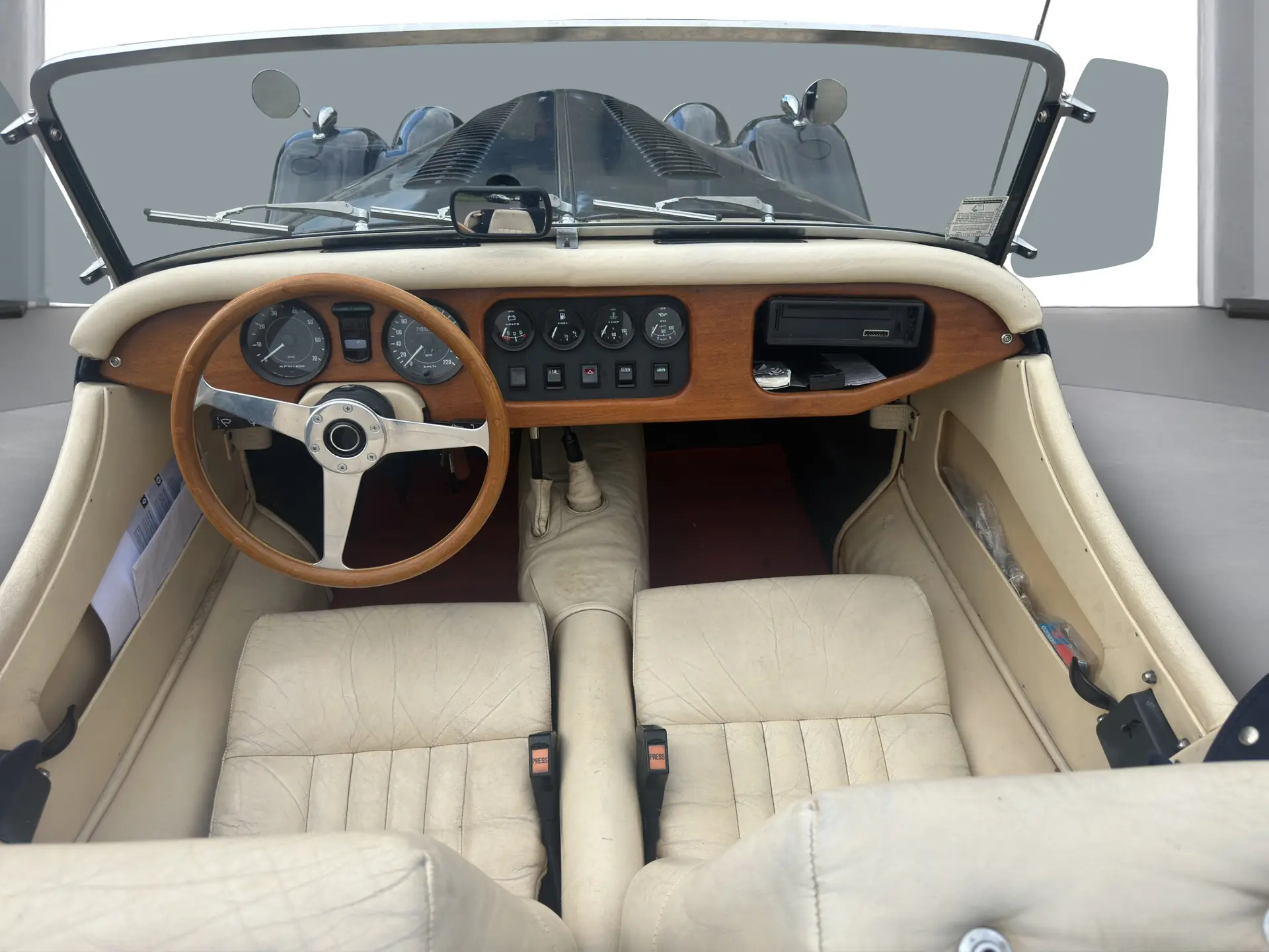 Morgan 4/4 — Cabriolet britannique vintage, faible kilométrage, intérieur beige d'époque