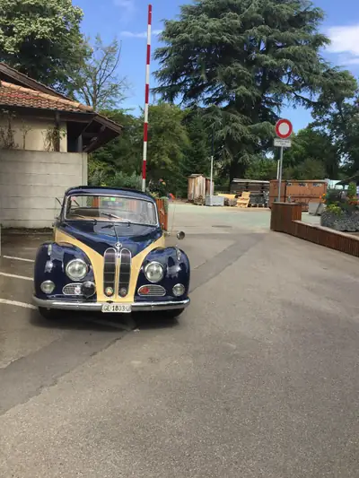 BMW 502 — Berline de prestige 1958, élégance classique et mécanique fiable — side view