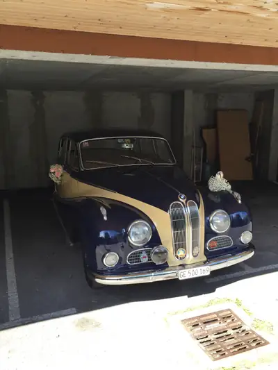BMW 502 — Berline de prestige 1958, élégance classique et mécanique fiable — rear view