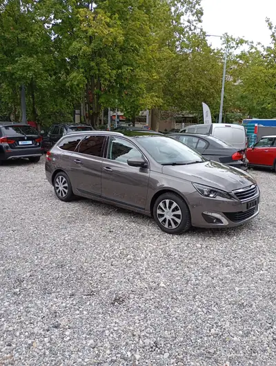Peugeot 308 SW 1.2 THP Féline — Break familial économe, sans sinistre — intérieur