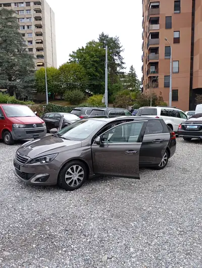 Peugeot 308 SW 1.2 THP Féline — Break familial économe, sans sinistre — Miniature 7
