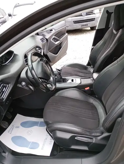 Peugeot 308 SW 1.2 THP Féline — Break familial économe, sans sinistre — Miniature 9