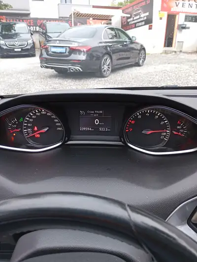 Peugeot 308 SW 1.2 THP Féline — Break familial économe, sans sinistre — Miniature 12